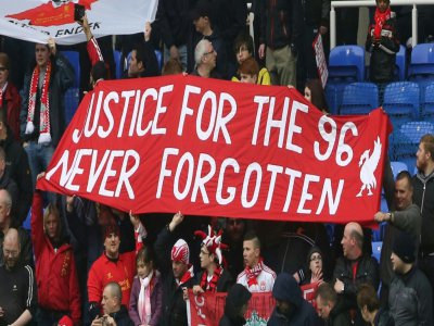Des supporters de Liverpool réclament justice pour les 96 victimes du drame de  Hillsborough, lors d'un déplacement à Reading le 13 avril 2013 - ANDREW COWIE [AFP/Archives]