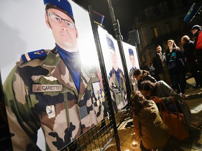 Hommage aux militaires tués au Mali, devant la mairie de Pau, le 26 novembre 2019 - GAIZKA IROZ [AFP]
