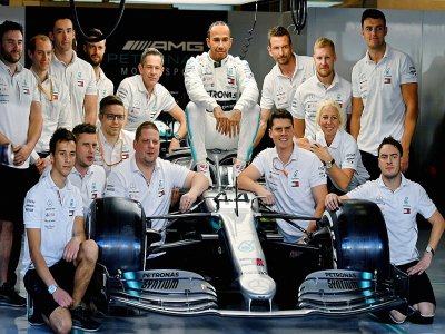 Le Britannique Lewis Hamilton (c) pose, entouré des membres de l'écurie Mercedes, sur le circuit de Yas Marina à Abou Dhabi, le 28 novembre 2019 - ANDREJ ISAKOVIC [AFP]