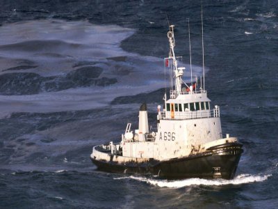 Un remorqueur de haute mer de la Marine française, le Buffle, équipé d'un "transec" pour tenter d'aspirer directement le fioul lourd, travaille le 15 décembre 1999 sur la nappe de 10.000 à 12.000 tonnes, après le naufrage du pétrolier maltais Erika a - VALERY HACHE [AFP/Archives]