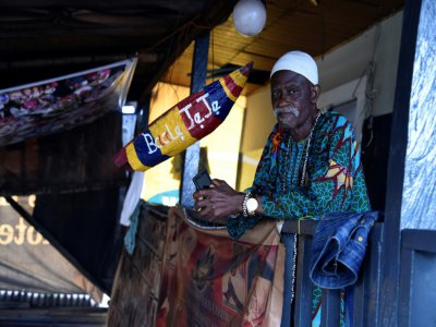 Chief Albert Jeje, l'un des cinq rois traditionnels (Baale) de Makoko, seule autorité présente dans ce bidonville de Lagos, le 23 octobre 2019 au Nigeria - PIUS UTOMI EKPEI [AFP]