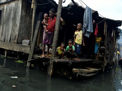 Des enfants dans le bidonville flottant de Makoko à Lagos, le 23 octobre 2019 au Nigeria - PIUS UTOMI EKPEI [AFP]
