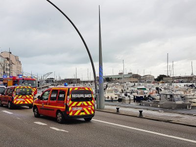 Un appel à témoin est lancé par la police de Cherbourg. Une femme âgée de 45 à 50 ans qui conduisait une Clio bleue derrière le poids lourd au moment de l'accident aurait klaxonné le conducteur pour l'alerter. - Marthe Rousseau