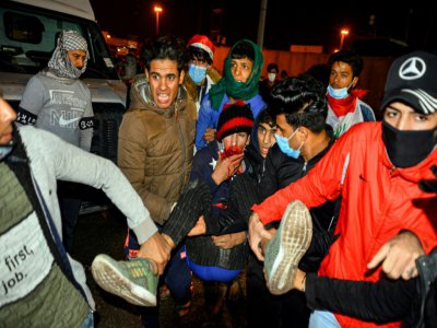 Un blessé est évacué lors d'une manifestation, le 28 novembre 2019 à Najaf, en Irak - Haidar HAMDANI [AFP]