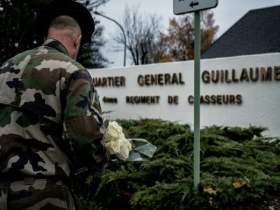 Un soldat rend hommage aux soldats morts au Mali, devant la caserne du 4e régiment de chasseurs à Gap, auquel appartenaient quatre des victimes, le 27 novembre 2019 - JEFF PACHOUD [AFP/Archives]