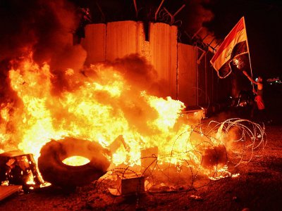 Des manifestants brûlent le consulat iranien à Najaf, au sud de Bagdad, le 27 novembre 2019 - Haidar HAMDANI [AFP]