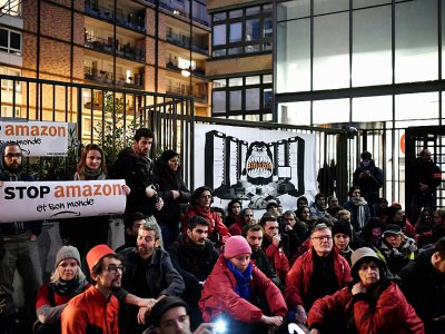 Sit-in devant le siège d'Amazon à Clichy, dans les Hauts-de-Seine, le 29 novembre 2019 à l'occasion du "Black Friday" - STEPHANE DE SAKUTIN [AFP]