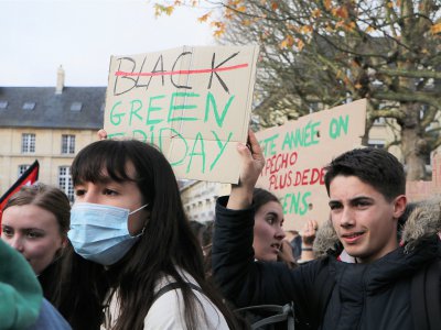 Des pancartes Green friday ont été réalisées le jour du Black friday, à Caen