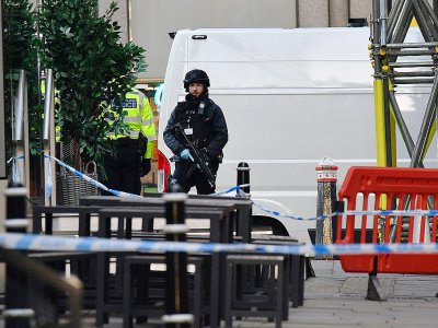 Un policier en arme monte la garde près de London Bridge, à Londres, le 29 novembre 2019 - Ben STANSALL [AFP]