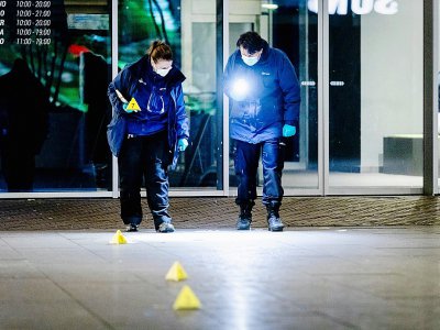 Des policiers recherchent des indices sur les lieux de l'attaque au couteau dans une rue commerçante de La Haye, le 29 novembre 2019 - Sem VAN DER WAL [ANP/AFP]