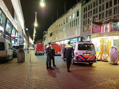 Des policiers dans la rue Grote Marktstraat, l'une des principales artères commerçantes de La Haye, le 29 novembre 2019 - Sara MAGNIETTE [AFP]