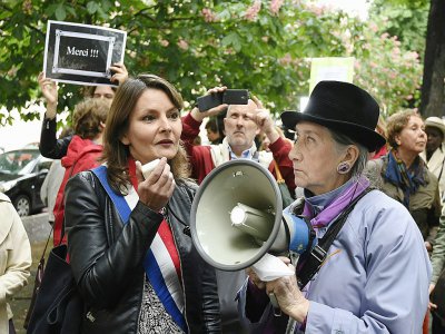 Eva Sas, à gauche, lors d'un rassemblement devant l'Assemblée nationale pour dénoncer le harcèlement sexuel, le 11 mai 2016 - DOMINIQUE FAGET [AFP/Archives]