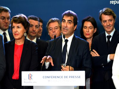 Le président des  Republicains (LR) Christian Jacob entouré d'autres membres du parti dont François Baroin (d) lors d'une réunion à Paris, le 23 octobre 2019 - DOMINIQUE FAGET [AFP]