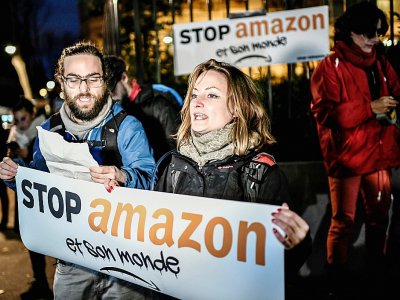 Des militants d'Attac manifestent devant le siège d' Amazon à Clichy, le 29 novembre 2019 - STEPHANE DE SAKUTIN [AFP]