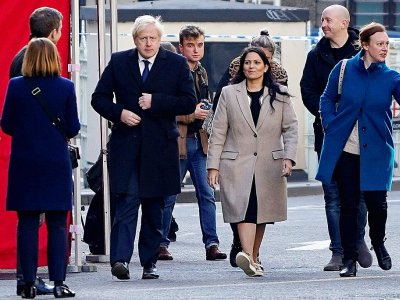 Le Premier ministre britannique Boris Johnson (2eG) et la ministre de l'Intérieur Priti Patel (3eG) arrivent le 30 novembre 2019 sur le site d'un attentat qui a fait la veille deux morts à Londres - Niklas HALLE'N [AFP]
