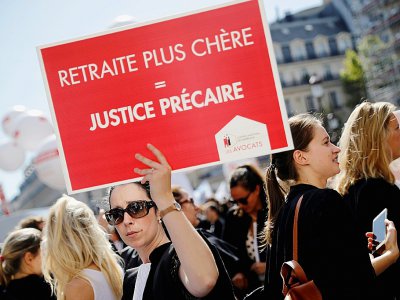 Une avocate dans une manifestation contre la réforme des retraites, à Paris, le 16 septembre 2019 - Thomas SAMSON [AFP/Archives]