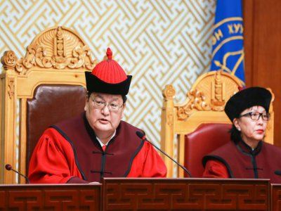 Le président de la de la Cour suprême de Mongolie Odbayar Dorj (à gauche) lors d'une conférence à Oulan-Bator le 22 octobre 2019 - Byambasuren BYAMBA-OCHIR [AFP]