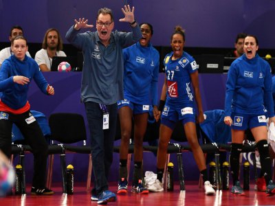 Le sélectionneur de l'équipe de France féminine de handball Olivier Krumboltz (c) donne des consignes, le 16 décembre 2018 Paris - Anne-Christine POUJOULAT [AFP/Archives]