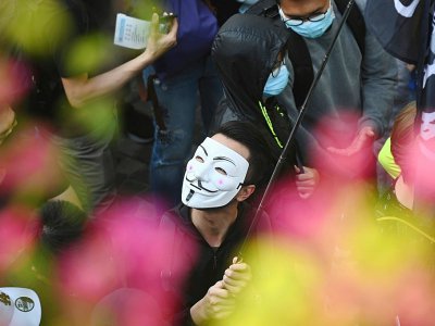Un manifestant dissimulé derrière un masque de Guy Fawkes, lors d'une marche organisée par le mouvement pro-démocratie à Hong Kong le 1er décembre 2019 - Philip FONG [AFP]