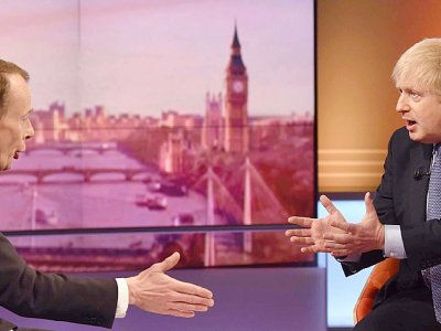 Le Premier ministre britannique Boris Johnson (D) interviewé à la BBC par le journaliste Andrew Marr, le 1er décembre 2019 (photo de la BBC) - JEFF OVERS [BBC/AFP]
