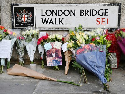 Des fleurs près du London Bridge, le 1er décembre 2019, rendent hommage aux victimes de l'attaque au couteau du 29 novembre - Ben STANSALL [AFP]