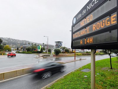 Panneau signalant la vigilance rouge météo à Nice, le 1er décembre 2019 - Yann COATSALIOU [AFP]