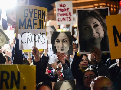 Des portraits de la journaliste tuée Daphne Caruana Galizia lors d'une manifestation, le 29 novembre 2019 à La Valette, à Malte - STRINGER [AFP]