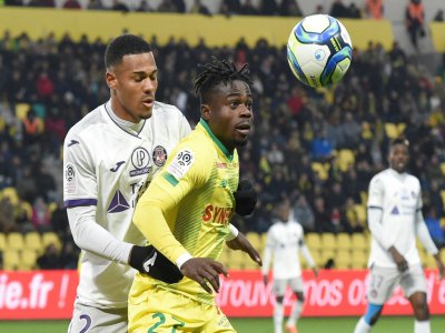 Le défenseur de Toulouse Kelvin Amian Adou (g) au marquage sur l'attaquant de Nantes Moses Simon, le 1er décembre 2019 à Nantes - Sebastien SALOM-GOMIS [AFP]