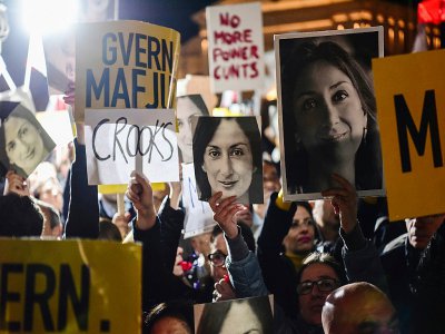 Des portraits de la journaliste tuée Daphne Caruana Galizia lors d'une manifestation, le 29 novembre 2019 à La Valette, à Malte - STRINGER [AFP]