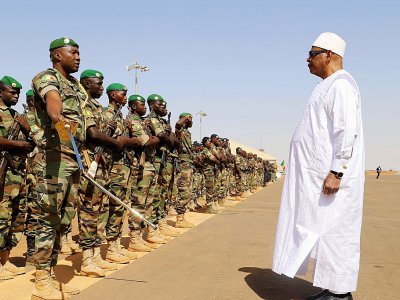 Le président malien Ibrahim Boubacar Keïta passant les soldats en revue à Gao (Mali), le 7 novembre 2019 - Souleymane Ag Anara [AFP/Archives]