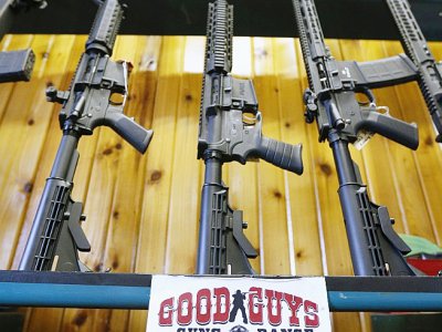 Des fusils semi-automatiques en vente dans un magasin de l'Utah le 15 février 2018 - GEORGE FREY [GETTY IMAGES NORTH AMERICA/AFP]