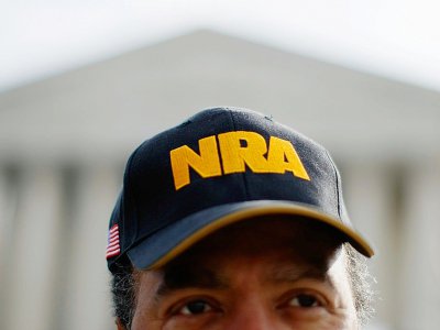 Un propriétaire d'armes américain avec une casquette du lobby des armes NRA devant la Cour suprême des Etats-Unis le 18 mars 2008 à Washington. Ce jour-là, la haute Cour examinait une loi de Washington interdisant les armes de poing. - MARK WILSON [Getty Images North America/Getty Images/AFP]