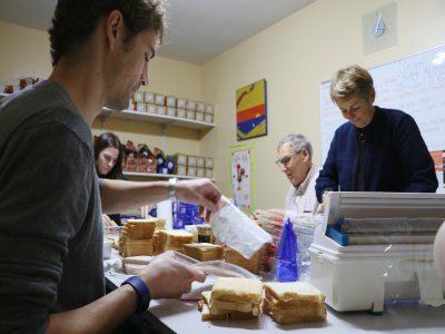Les bénévoles se retrouvent en début de soirée pour préparer des sandwichs.