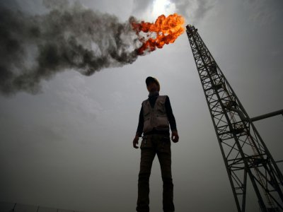 Un employé se tient devant une installation du champ pétrolier et gazier de Zoubeir, dans la province de Bassora (sud de l'Irak), le 9 mai 2018 - HAIDAR MOHAMMED ALI [AFP/Archives]