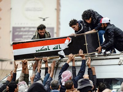 Des manifestants portent le cercueil d'un des leurs, tué durant les rassemblements contre le pouvoir, le 28 novembre 2019 à Najaf, au sud de Bagdad - Haidar HAMDANI [AFP/Archives]