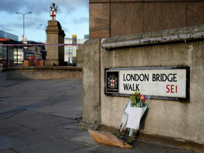 Des bouquets le 30 novembre 2019 près du London Bridge où un repris de justice jihadiste a tué à coups de couteau deux personnes à Londres - Niklas HALLE'N [AFP/Archives]
