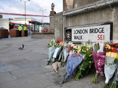 Des fleurs sont déposées en hommage aux victimes de l'attentat de London Bridge, à Londres le 1er décembre 2019 - Ben STANSALL [AFP]