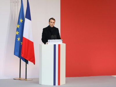 Le président Emmanuel Macron rend hommage aux 13 soldats français tués au Mali, dans la cour des Invalides le 2 décembre 2019 à Paris - LUDOVIC MARIN [AFP]