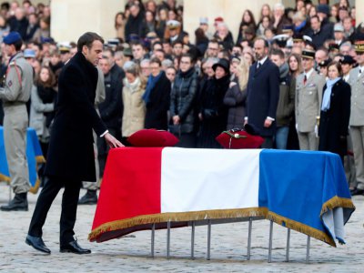 Le président Emmanuel Macron décore à titre posthume les 13 soldats français tués au Mali, lors d'un hommage national dans la cour des Invalides, le 2 décembre 2019 à Paris - Thibault Camus [POOL/AFP]