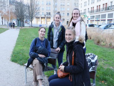 Manon Favereaux, coordinatrice en Normandie du programme WEP avec les lycéennes Katalin, de Suisse, Ruby et Millie, Australiennes.