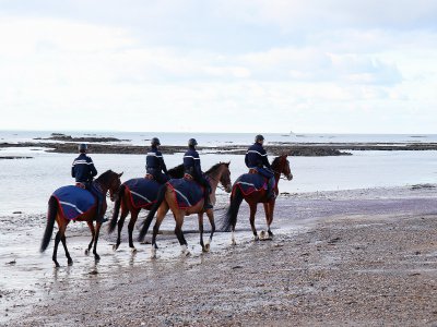 La Garde républicaine surveille les parcs à huîtres sur la côte ouest de la Manche - Thierry Valoi
