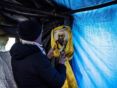 Des Tibétains en exil affluent dans les Yvelines, attendant l'asile dans des campements provisoires dont l'ampleur commence à inquiéter les autorités - Christophe ARCHAMBAULT [AFP]