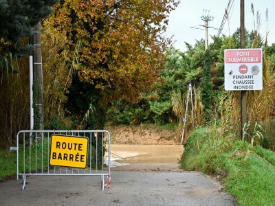 Une route barrée après des pluies torrentielles le 2 décembre 2019 à Pertuis dans le sud de la France - GERARD JULIEN [AFP]
