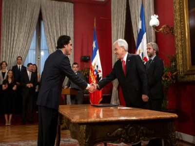 Le ministre des Finances chilien, Ignacio Briones (G) serre la main du président chilien Sebastian Pinera à Santiago du Chili, le 28 octobre 2019 - CLAUDIO REYES [AFP/Archives]