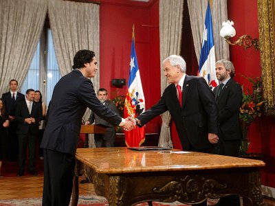 Le président chilien Sebastian Pinera (D) serre la main du ministre des Finances Ignacio Briones après un remaniement ministériel, à Santiago, le 28 octobre 2019 - CLAUDIO REYES [AFP]