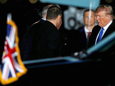 Le président américain Donald Trump (d) à son arrivée à Londres pour participer au sommet de l'Otan, le 2 décembre 2019 - Adrian DENNIS [AFP]
