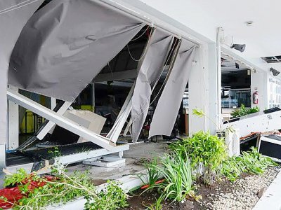 Un mur détruit dans le terminal de l'aéroport de la ville philippine de Legazpi, après le passage du typhon Kammuri, le 3 décembre 2019 - Simvale SAYAT [AFP]