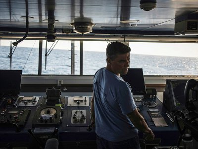 Le biologiste Thilo Maack à bord de l'Arctic Sunrise, un navire de Greenpeace, au large de l'Afrique du Sud, en route pour la montagne sous-marine Mount Vema, le 30 octobre 2019 - MARCO LONGARI [AFP]