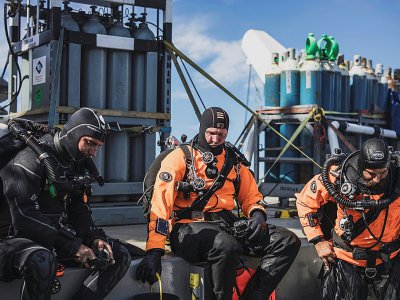 Des plongeurs s'apprêtent à sauter du navire de Greenpeace  Arctic Sunrise pour explorer la montagne sous-marine Mount Vema, dans l'Atlantique Sud, le 31 octobre 2019 - MARCO LONGARI [AFP]