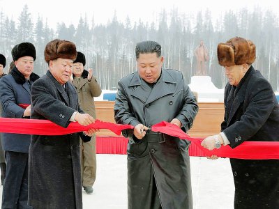 Photo prise le 2 décembre 2019 et diffusée par l'agence nord-coréenne KCNA du leader nord-coréen Kim Jong Un (2e à partir de la droite) inaugurant la ville nouvelle de Samjiyon, en Corée du Nord - STR [KCNA VIA KNS/AFP]